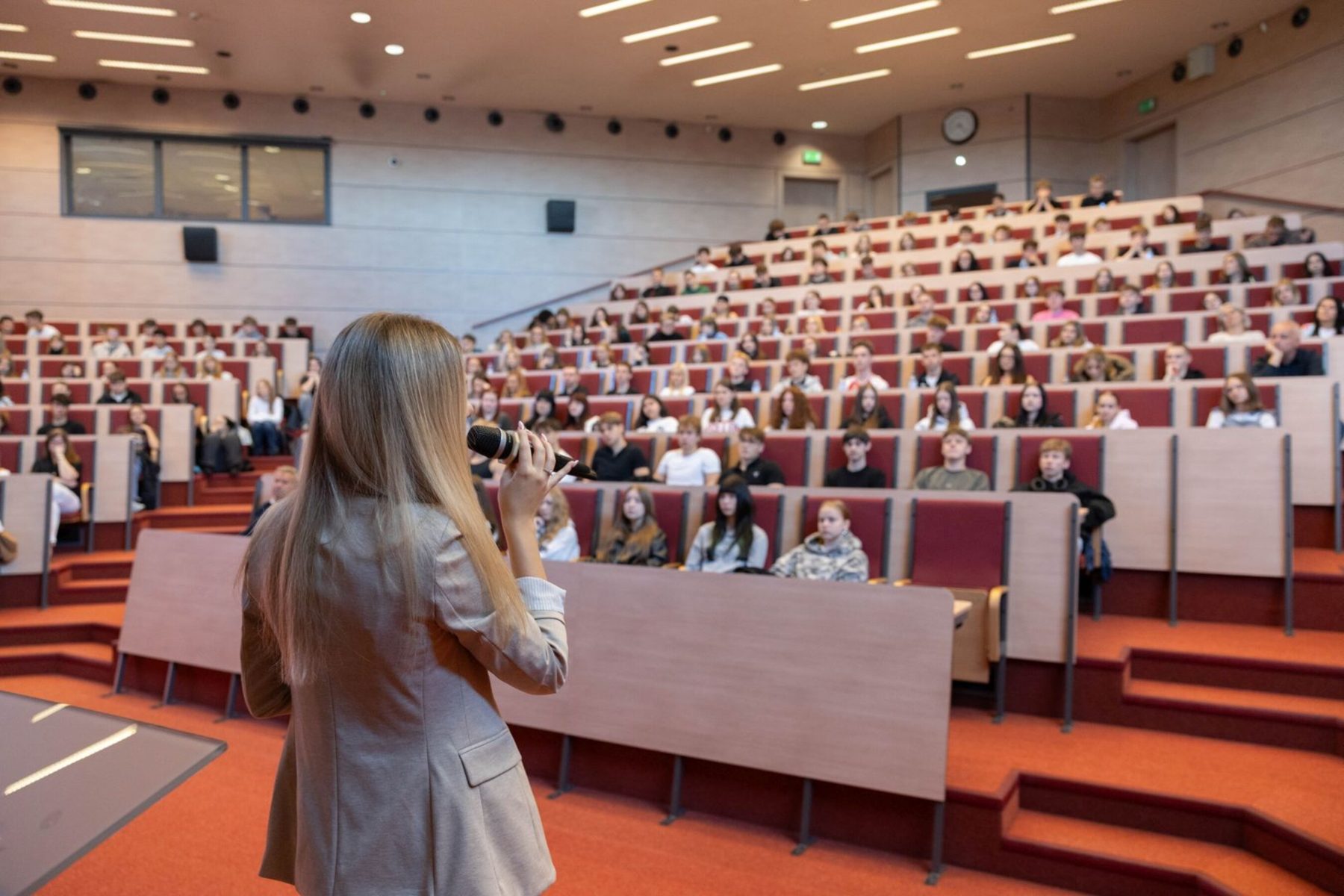 Alicja Kozacka prowadzi wykład o AI dla uczniów w auli Uniwersytetu Ekonomicznego w Katowicach